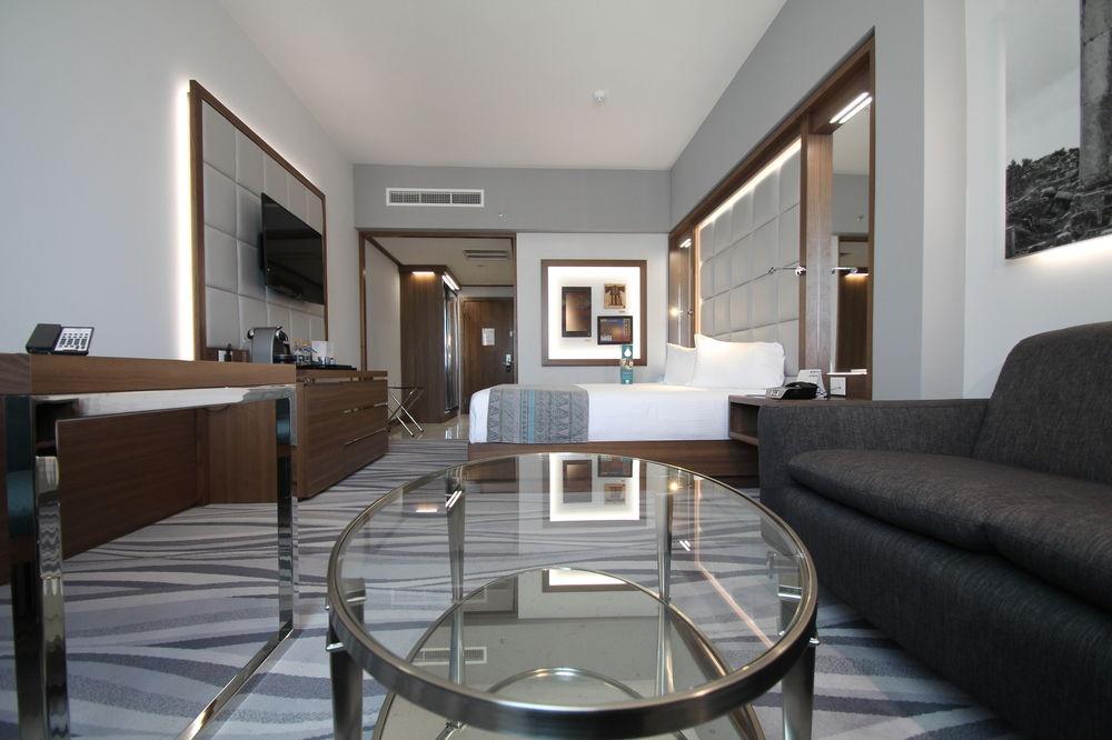 Landmark Amman Hotel & Conference Center Exterior photo A room at the hotel