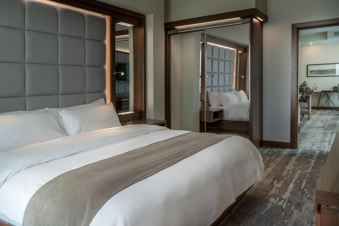 Landmark Amman Hotel & Conference Center Exterior photo A bedroom at the hotel